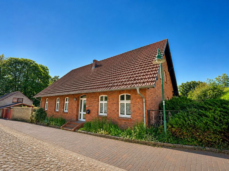 Bauernhaus mit zwei separaten Wohneinheiten und exklusivem Seegrundstück in Carwitz – Feldberger See